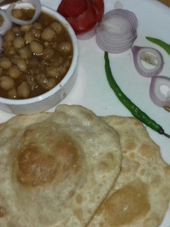 पंजाबी छोले भटूरे (Punjabi chole bhature recipe in Hindi) रेसिपी मुख्य फोटो