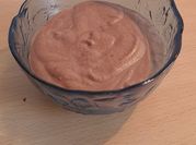 Une photo de mousse au cacao en poudre
