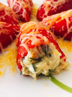 Una foto de Pimientos del piquillo rellenos de calabacín y queso de cabra