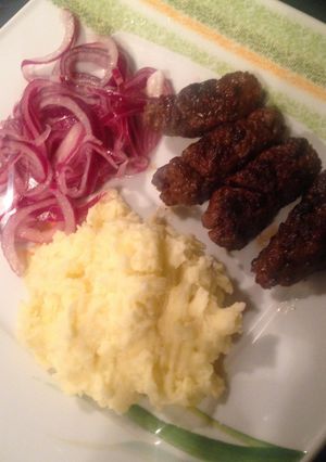 Albán Qofte marhából hagymasalátával recept fotója