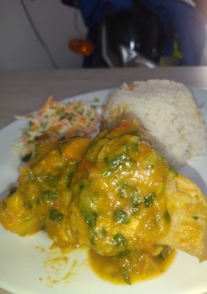 Una foto de Hueso de cerdo guisado y ensalada