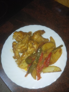 Una foto de Muslitos de pollo glaseados con papas panaderas