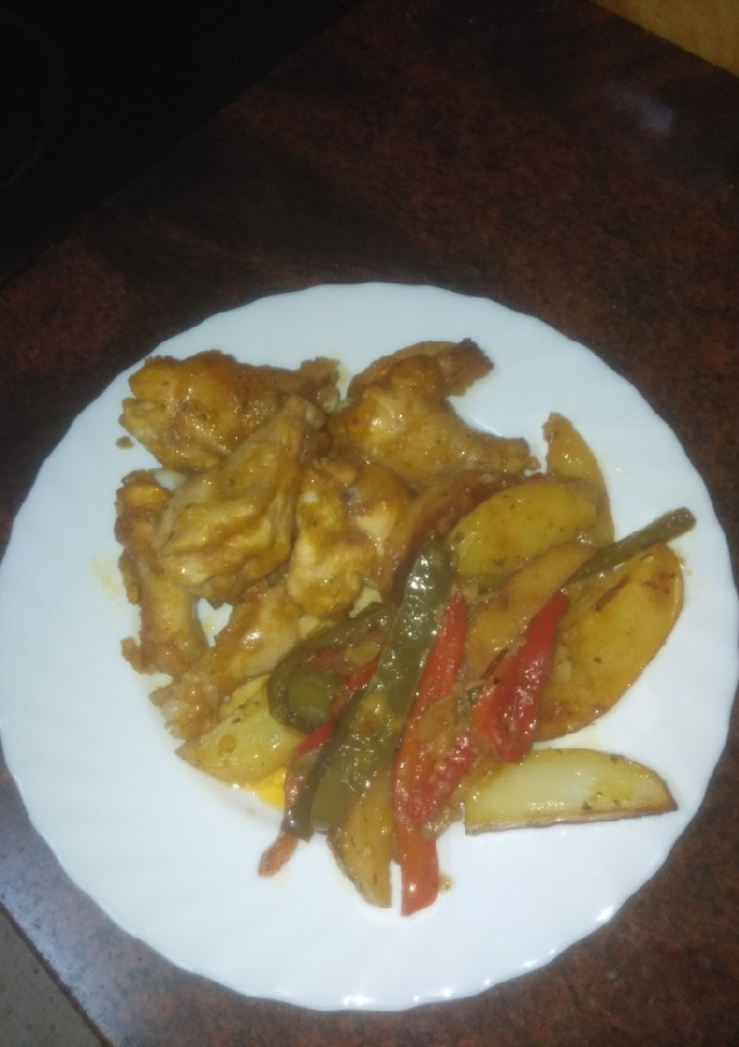 Una foto de Muslitos de pollo glaseados con papas panaderas
