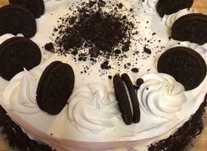Una foto de Pastel helado de galletas oreo