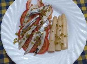 Foto principal de Ensalada de tomate, espárragos, boquerones en vinagre y pepinillos 😋😋😋😛😛