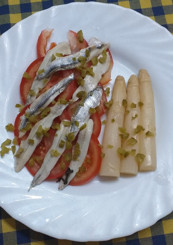 Una foto de Ensalada de tomate, espárragos, boquerones en vinagre y pepinillos 😋😋😋😛😛
