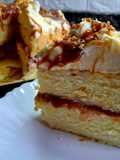 Torta de Maní con salsa de caramelo