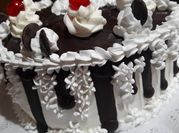 Una foto de tortas de cerezas y crema