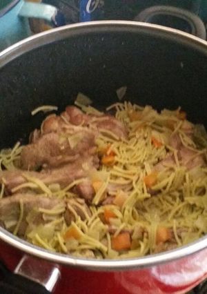 Una foto de Fideos con Costilla
