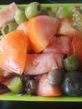 Ensalada con aceitunas deshuesadas manualmente