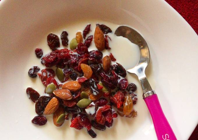Langkah Mudah untuk Menyiapkan Muesli with milk yang Bisa Manjain Lidah