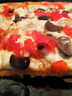 Una foto de Pizza fácil con cerveza y pimentón rojo asado