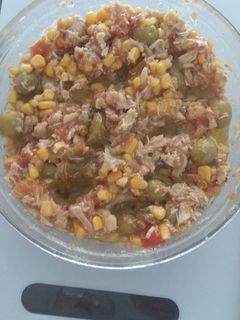 Una foto de Ensalada con fritada y pollo