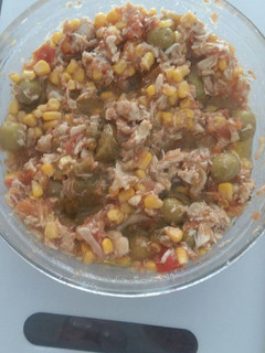 Una foto de Ensalada con fritada y pollo