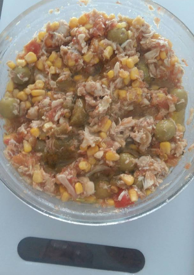 Una foto de Ensalada con fritada y pollo