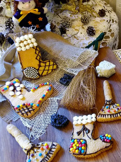 Foto di Aspettando la Befana...calze e scope in pasta frolla.