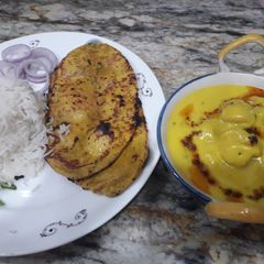 A picture of Pakora kadhi with missi roti.