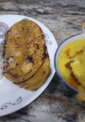 A picture of Pakora kadhi with missi roti.