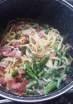 Una foto de Spagheti con espárragos y tocino