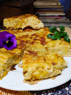 Una foto de 🌈Tortilla de Patatas Saludable con Calçots🌈