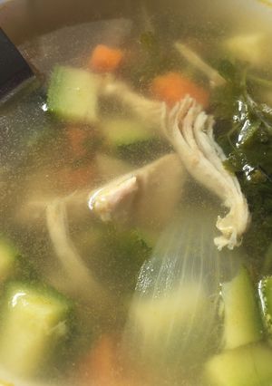Una foto de Caldo de acelga y verduras 🥬🥕🥔