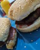 Χειροποίητα burger με μπιφτέκια μοσχαρίσια, καραμελωμένο κρεμμύδι και μπέικον