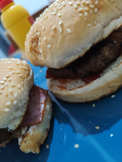 Φωτογραφία της συνταγής Χειροποίητα burger με μπιφτέκια μοσχαρίσια, καραμελωμένο κρεμμύδι και μπέικον