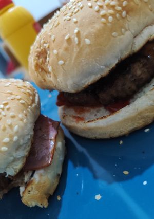 Φωτογραφία της συνταγής Χειροποίητα burger με μπιφτέκια μοσχαρίσια, καραμελωμένο κρεμμύδι και μπέικον