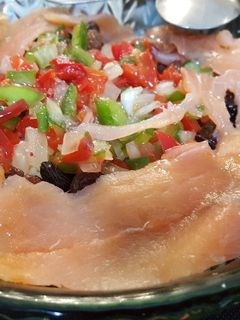 Una foto de Ensalada de salmón y pimientos