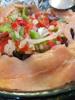 Una foto de Ensalada de salmón y pimientos