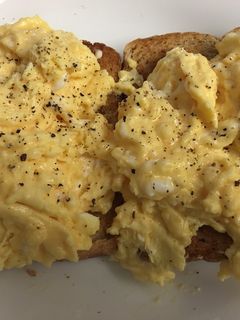 รูปของ ไข่คนกับขนมปังปิ้ง (Scrambled eggs on Toast)