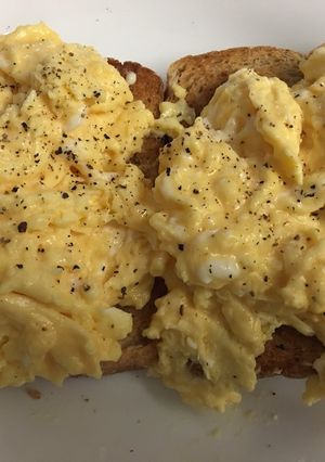 รูปของ ไข่คนกับขนมปังปิ้ง (Scrambled eggs on Toast)