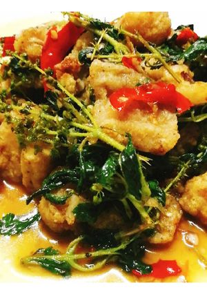 รูปของ 🐟ผัดกะเพราปลาดอลลี่ชุบแป้งทอด Fried Dolly Fish with Basil