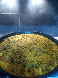 Una foto de Paella de magra con champiñones y espárragos Trigueros