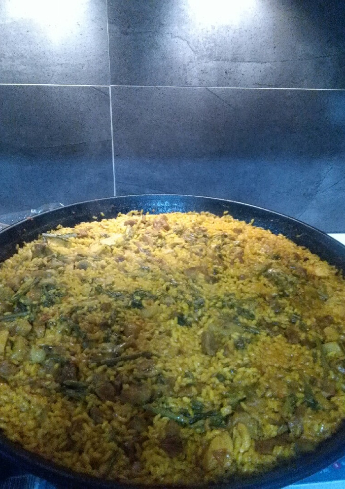 Una foto de Paella de magra con champiñones y espárragos Trigueros