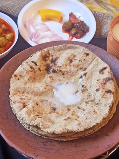 જુવાર બાજરી ના રોટલા (Juwar Bajri Rotla Recipe In Gujarati) રેસીપી મુખ્ય ફોટો