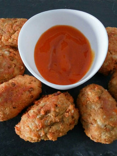 Una foto de 💮Croquetas de lentejas y mijo con salsa al curry💮