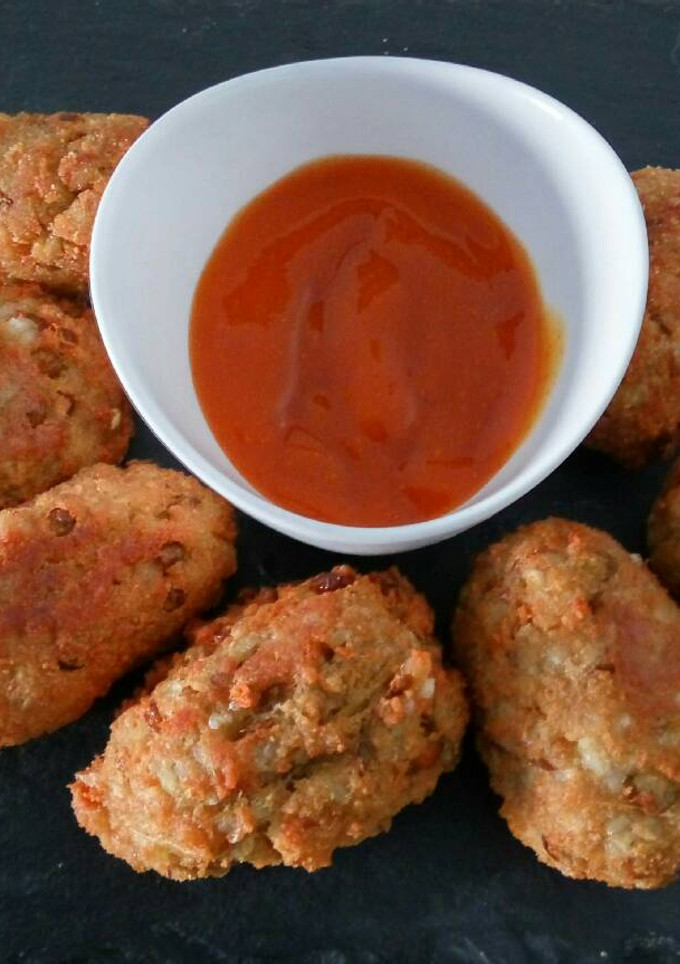 Una foto de 💮Croquetas de lentejas y mijo con salsa al curry💮