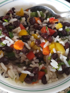Una foto de Ensalada primaveral de porotos negros con arroz