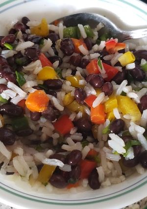Una foto de Ensalada primaveral de porotos negros con arroz