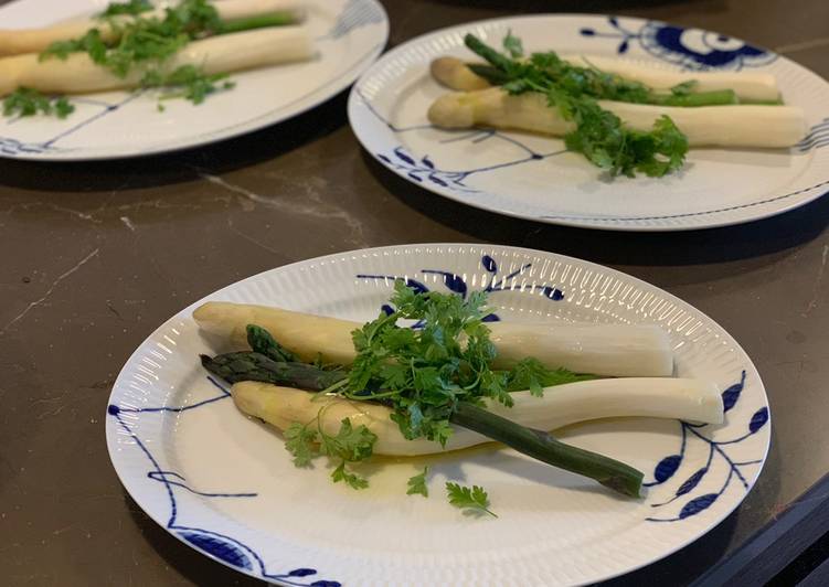 Hvide kogte asparges med smeltet smør og kørvel