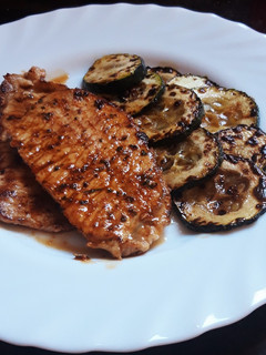Una foto de Lomo adobado a la plancha con calabacines