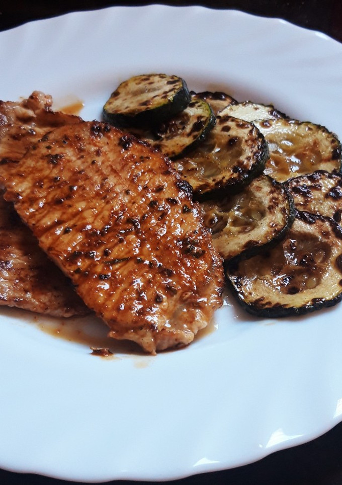 Una foto de Lomo adobado a la plancha con calabacines