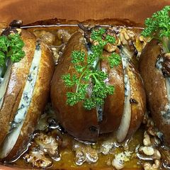 A picture of Pears with Gorgonzola, honey and nuts.