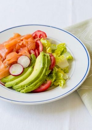 Une photo de Salade de saumon fumé - Vinaigrette moutarde et sésame