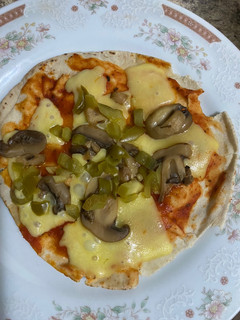 Una foto de Pizza con pan pita