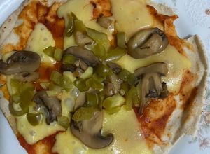 Una foto de Pizza con pan pita