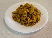 Una foto de paella contramuslos de pollo