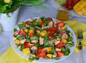 Zdjęcie przepisu Sałatka z ostrym łososiem, truskawkami, mango i cytrusowym dressingiem.