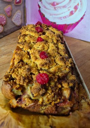 Une photo de Cake croustillant à la rhubarbe et aux framboises 😃